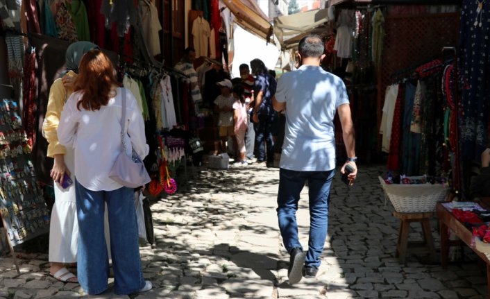 Tarihi konaklarıyla ünlü Safranbolu'da hafta sonu yoğunluğu yaşanıyor