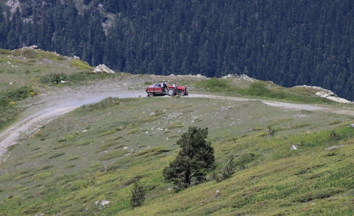 Ilgaz'ın zirvesindeki bayrak nöbetini 24 metrekarelik bayrakla sürdürdü