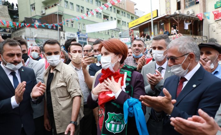 İYİ Parti Genel Başkanı Meral Akşener Artvin'de esnafı ziyaret etti