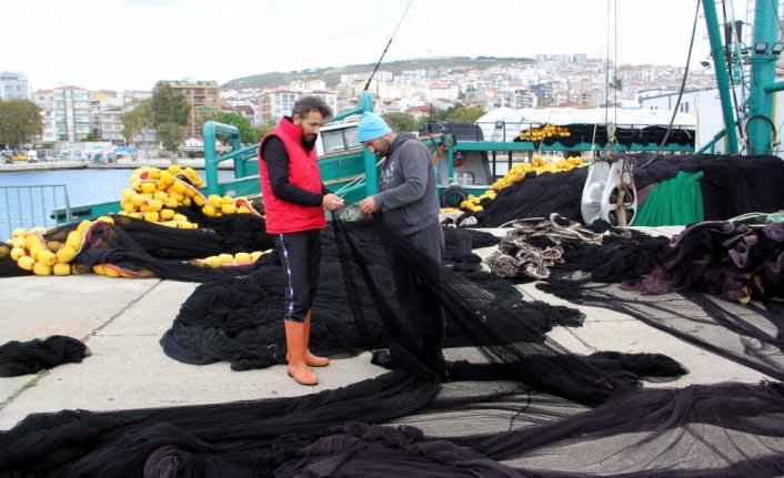 Hava muhalefeti nedeniyle denize açılamayan balıkçılar ağlarının bakımını yapıyor