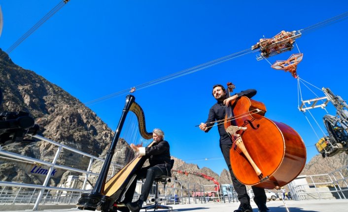 Arp sanatçısı Çağatay Akyol, 275 metre yükseklikte konser verdi