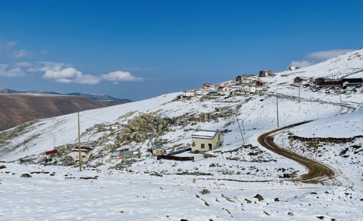 Bayburt'un yüksek kesimlerine kar yağdı