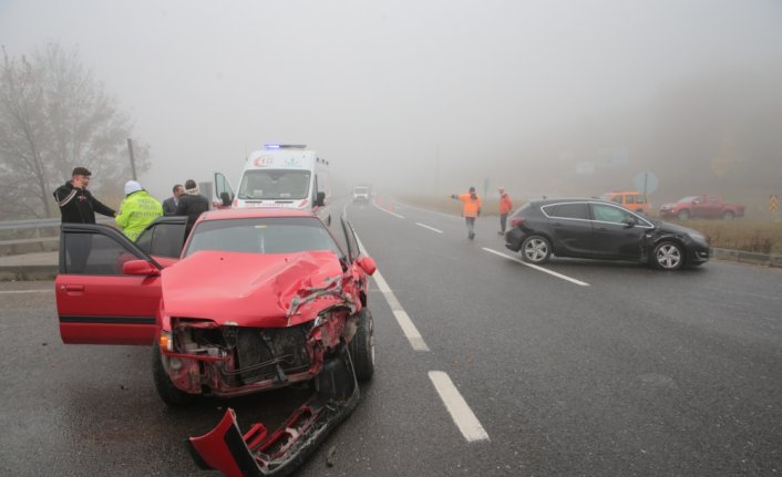 Bolu'da sis nedeniyle otomobillerin çarpıştığı kazada 2 kişi yaralandı