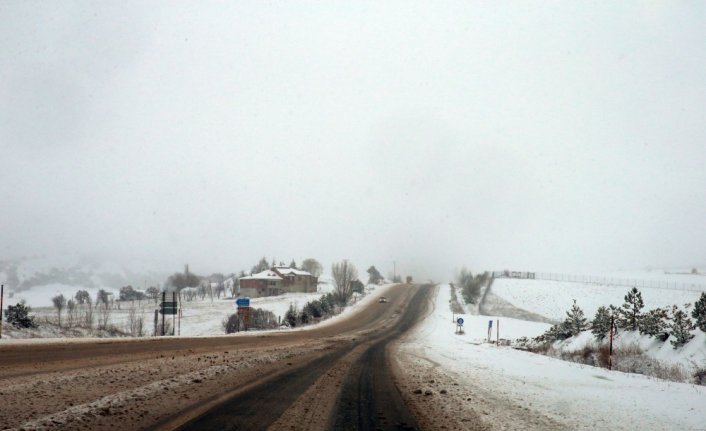 Tokat-Sivas kara yolunda kar nedeniyle ulaşım aksıyor