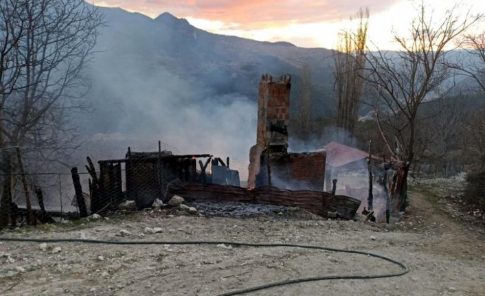 Karabük'te yangın çıkan iki katlı ev kullanılamaz hale geldi