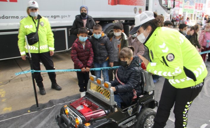 Sinop'ta öğrencilere “Mobil Trafik Eğitim Tırı“nda eğitim verildi