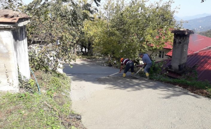 Vali Sonel'in girişimleriyle bozuk olan yol betona kavuştu