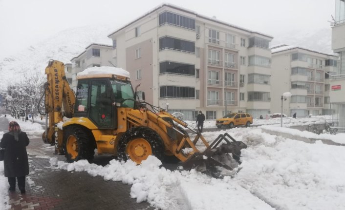 Amasya Belediyesi ekipleri karla mücadele çalışmalarını sürdürüyor