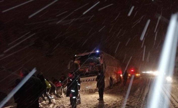 Bolu'da yoldan çıkan otobüste mahsur kalan yolcular kurtarıldı