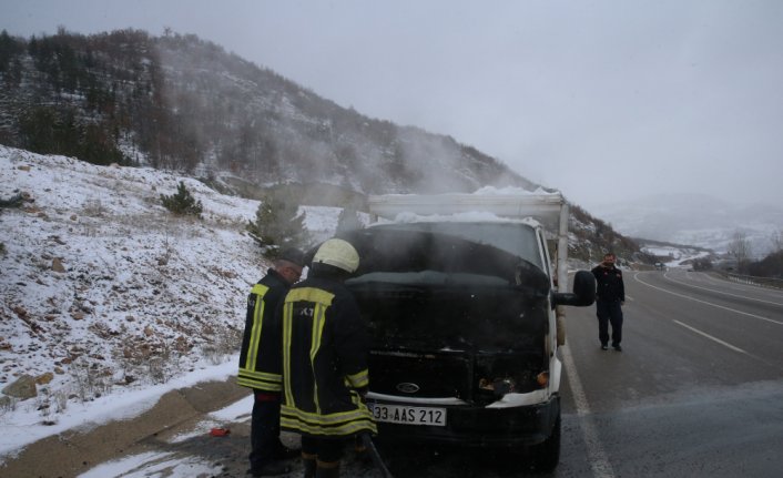 Tokat'ta kamyonette çıkan yangını trafik polisleri söndürdü