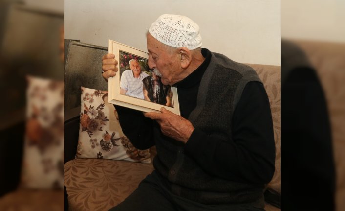 Eşiyle kendisini aynı fotoğraf karesinde görmenin mutluluğunu yaşadı