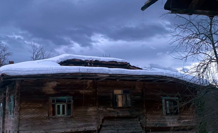 Karabük'te kar nedeniyle 4 evin çatısı çöktü