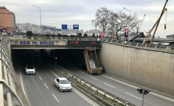 Trabzon'da kamyonun açılan damperi, dal-çık içerisinden geçerken koptu