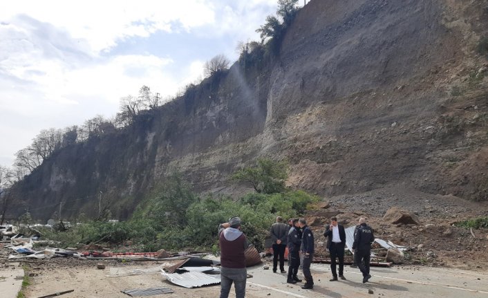 Ardeşen-Çamlıhemşin kara yolu heyelan nedeniyle kapandı