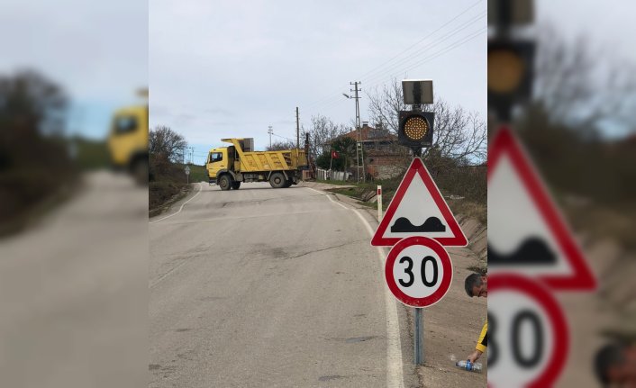 Sinop'ta, heyelan nedeniyle köy yolunda yarıklar oluştu