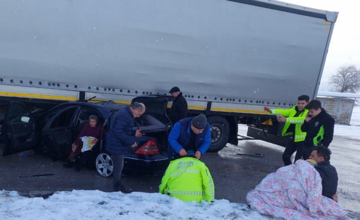 Trafik polisi kazazedeye üşümemesi için montunu verdi