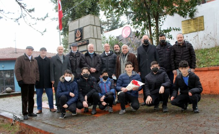 Zonguldak'ta trafik kazasında ölen öğretmen ve öğrenciler anıldı