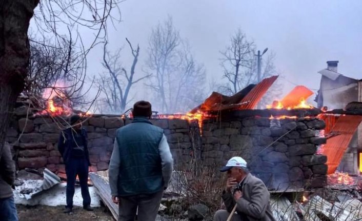 Artvin'de çıkan yangında bir kişi hayatını kaybetti