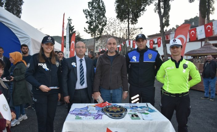 Boyabat'ta Polis Haftası kapsamında vatandaşlar bilgilendirildi