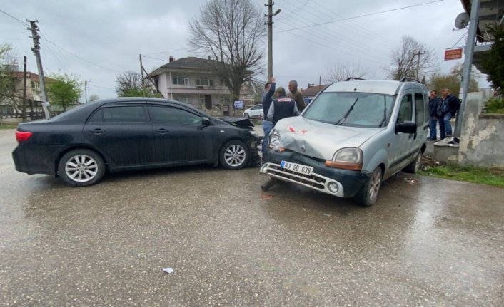 Düzce'de panelvan ile otomobilin çarpıştığı kazada 2 kişi yaralandı