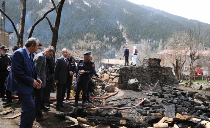 GÜNCELLEME 2 - Artvin'de çıkan yangında bir kişi hayatını kaybetti