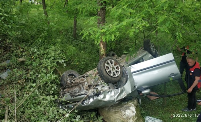 Giresun'da devrilen otomobildeki 2 kişi yaralandı