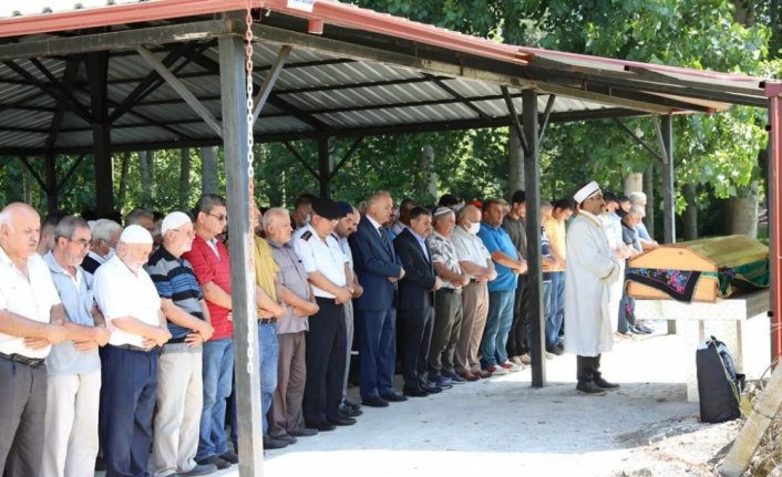 AK Parti'li Ayşe Keşir'in vefat eden teyzesi Düzce'de toprağa verildi