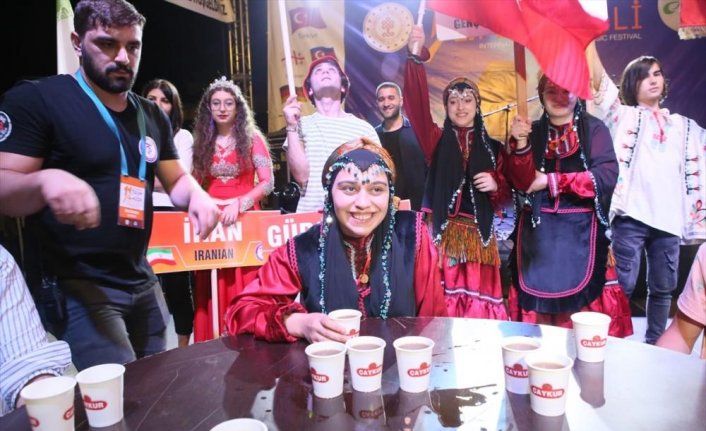 İki dakikada 5 bardak çay içmek için yarıştılar