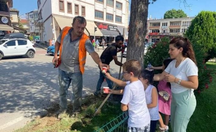 Safranbolu'da çocuklardan belediye işçilerine dondurma ikramı