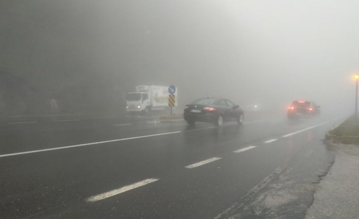 Bolu Dağı'nda sis ve sağanak nedeniyle görüş mesafesi azaldı