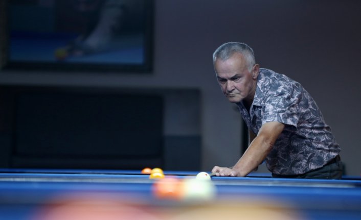 Emekli muhasebeci bilardo tutkusundan 46 yıldır vazgeçmiyor