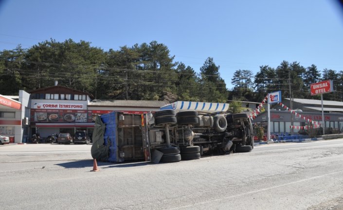 Mudurnu'da çöp taşıyan kamyonun devrilmesi sonucu sürücü yaralandı