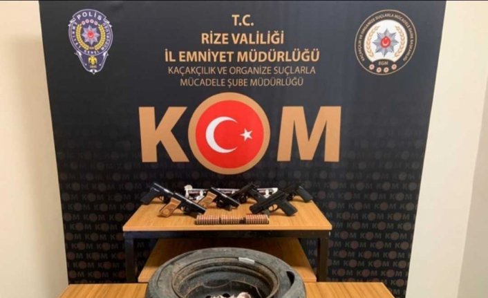 Rize'de otomobilin yedek lastiğine gizlenmiş 6 ruhsatsız tabanca ele geçirildi