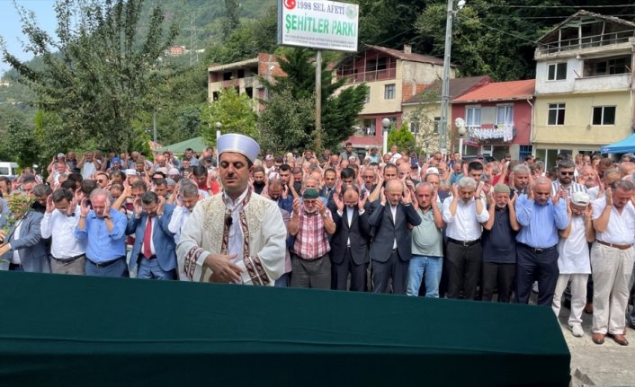 Ticaret Bakanı Muş'un dayısının cenazesi Trabzon'da defnedildi