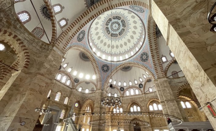 29 yılda tamamlanan yığma taş cami, mimarisiyle dikkati çekiyor