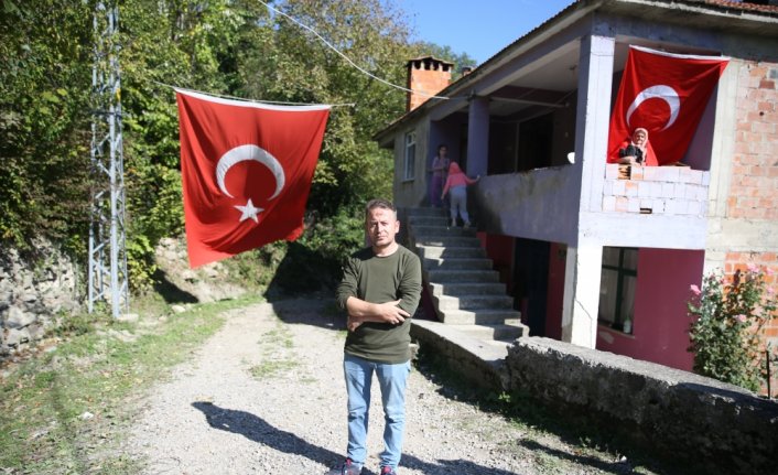 Maden kazasında kaybettiği oğlunun ayakkabılarını elinden bırakmıyor