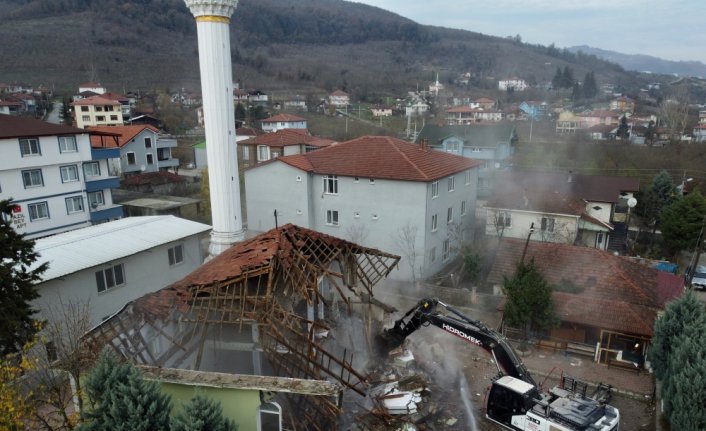 Düzce'de depremde ağır hasar gören yapıların yıkımı sürüyor