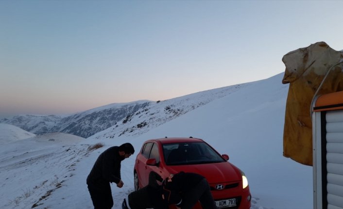 Bayburt'ta karda mahsur kalan 4 kişi kurtarıldı