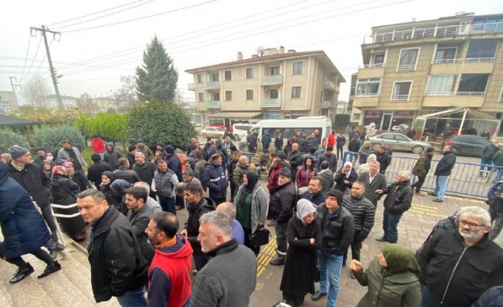 Sakarya ve Düzce'de EYT'li vatandaşlar SGK önünde yoğunluk oluşturdu