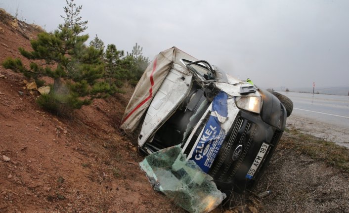 Tokat'ta büyükbaş hayvan taşıyan kamyonet devrildi, 2 kişi yaralandı