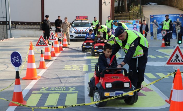 Trabzon'da jandarma personeli vatandaş ve öğrencileri trafik konusunda bilgilendirdi