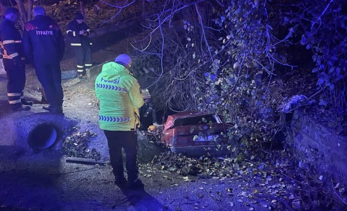 Zonguldak'ta su kanalına devrilen otomobilin sürücüsü öldü