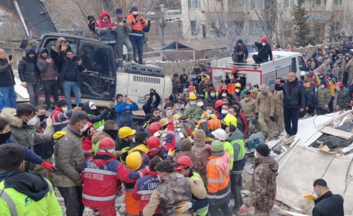 Adıyaman’da enkaz altında kalan kişi 107 saat sonra kurtarıldı