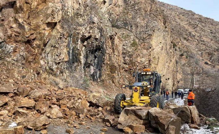 Artvin'de farklı noktalardaki heyelanlar ulaşımda aksamalara yol açtı