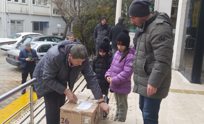 Artvinli kardeşler harçlıklarını depremzedeler için bağışladı