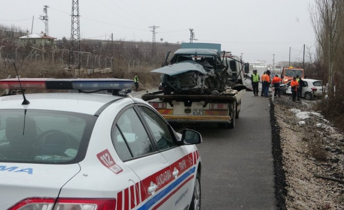 Çorum'da çarpışan iki otomobildeki 6 kişi yaralandı