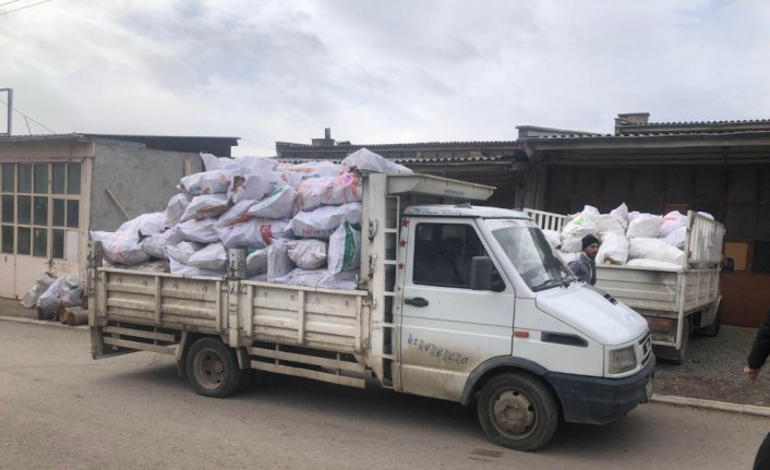 Çorum'dan deprem bölgesine 6 tır yardım