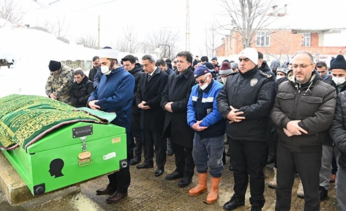 Depremde hayatını kaybeden kişi Türkeli’de defnedildi