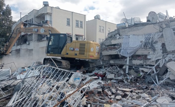 Hatay'da 2 kadın 56 saat sonra enkazdan sağ çıkarıldı