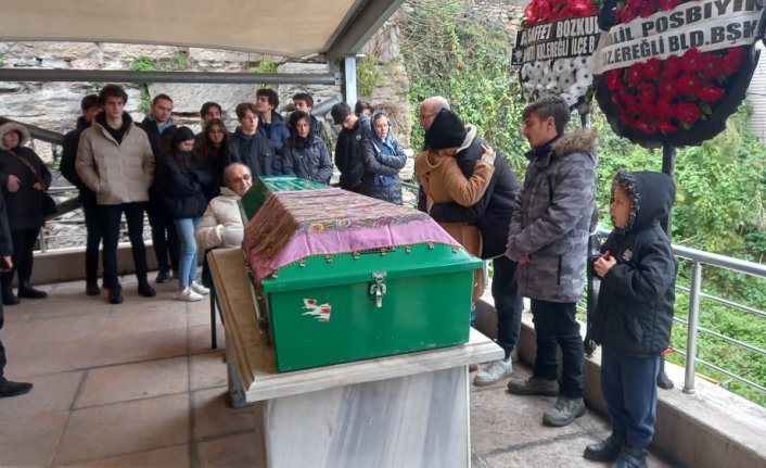 Hatay'da enkaz altında hayatını kaybeden öğretmen, Zonguldak'ta toprağa verildi